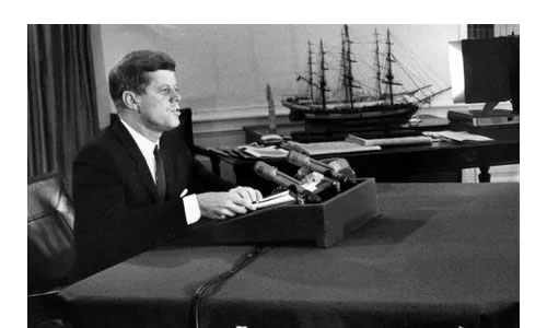 Kennedy se dirigió al público estadounidense con un mensaje televisado  el 22 de octubre de 1962